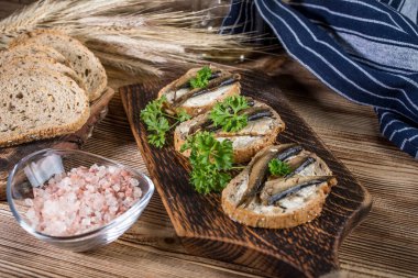 Tahta masadaki lahanalı sandviç..