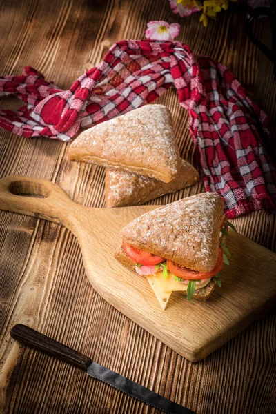 Τριγωνικό Σάντουιτς Τυρί Ζαμπόν Και Ντομάτα Ξύλινο Τραπέζι — Φωτογραφία Αρχείου