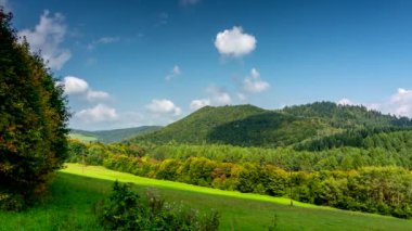 Bieszczady Dağları 'ndaki Zaman Hızı Görüntüsü. Bulutlar ve gölgeler hareket ediyor.