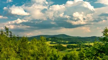 Zamanlaması: Güneşli bir günde Beskid Dağları manzarası.