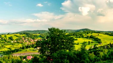 Zamanlaması: Güneşli bir günde Beskid Dağları manzarası.