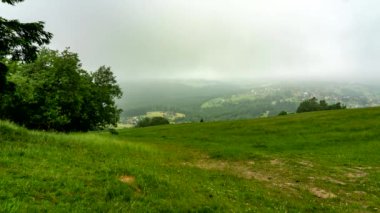 Beskid Dağlarının bulutlu tepeleri.