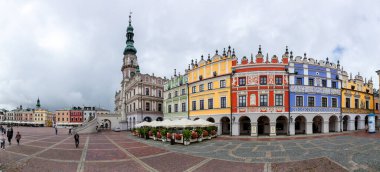 ZAMOSC, POLAND - 01 Eylül 2021 Bulutlu bir günde tarihi eski kasaba meydanı. Town Zamosc UNESCO Dünya Mirasları Listesi sitesi oldu.