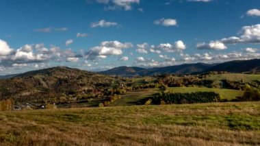 Sonbahar dağlarının güzel renkleri.