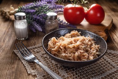 Soğan ve domatesli haşlanmış lahana en popüler yemeklerden biridir..