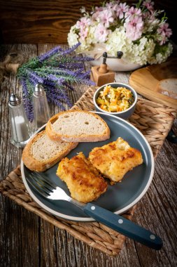 Kızarmış morina filetosu parçaları..