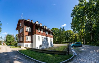 ZWIERZYNIEC, POLAND, EYLÜL 04, 2021: Roztocze Ulusal Park Müdürlüğü 'nün merkezi. Bina, dantel işlemelerle dekore edilmiş bir İsviçre pavyonu biçiminde.. 