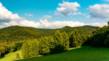Bieszczady Dağları 'ndaki Zaman Hızı Görüntüsü. Bulutlar ve gölgeler hareket ediyor.