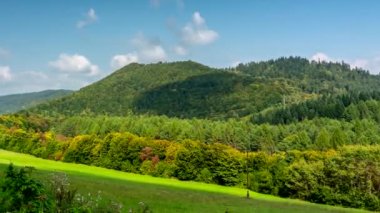 Bieszczady Dağları 'ndaki Zaman Hızı Görüntüsü. Bulutlar ve gölgeler hareket ediyor.