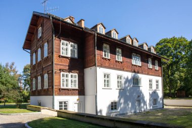 ZWIERZYNIEC, POLAND, EYLÜL 04, 2021: Roztocze Ulusal Park Müdürlüğü 'nün merkezi. Bina, dantel işlemelerle dekore edilmiş bir İsviçre pavyonu biçiminde.. 
