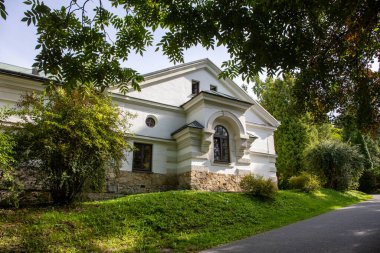 KRASICZYN, POLAND - 11 Eylül 2021 Krasiczyn Şatosu - Rönesans Sarayı. Zengince yontulmuş portalları, loggiaları, atari salonları ve eşsiz sgraffito duvar süslemeleri var..