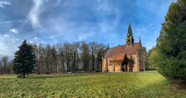 SİERKLANIEC, POLAND - 02 Ocak 2022 Swierklaniec Park 'taki İyi Çoban Kilisesi ve Donnersmarck Ailesi Anıtmezarlığı.