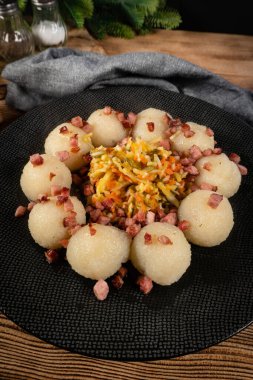 Kızarmış soğan ve grev otu ile doldurulmuş patates köftesi..