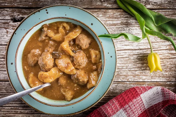 Fleischbällchen Soße Mit Gussnudeln Selektiver Fokus — Stockfoto