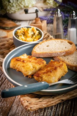 Kızarmış morina filetosu parçaları..