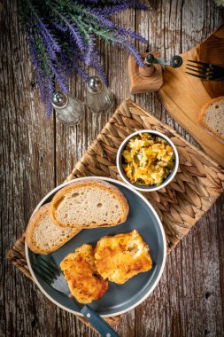 Kızarmış morina filetosu parçaları..