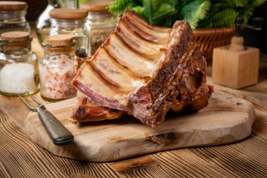 Ahşap kesme tahtasının üzerinde füme domuz kemiği..