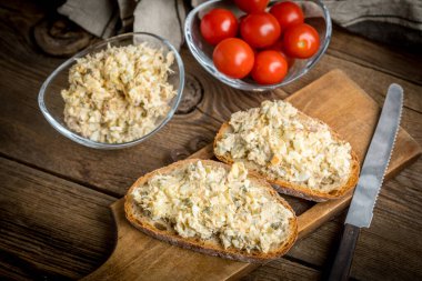 Ev yapımı uskumru balıklı ekmek dilimi..