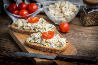 Ev yapımı uskumru balıklı ekmek dilimi..