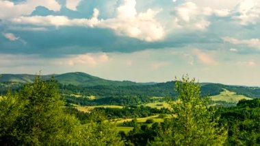 Zamanlaması: Güneşli bir günde Beskid Dağları manzarası.