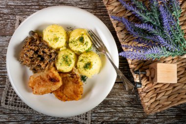 Kızarmış morina filetosu, haşlanmış patates ve mantarlı kızarmış lahana turşusu..