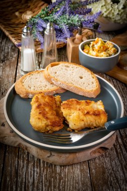 Kızarmış morina filetosu parçaları..