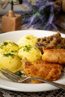 Kızarmış morina filetosu, haşlanmış patates ve mantarlı kızarmış lahana turşusu..