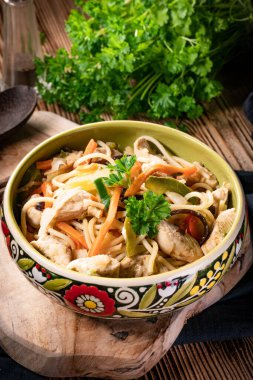 Tavuk ve sebzeli kızarmış erişte. Tavuk chow mein.