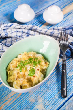 Soğanlı omlet kasede servis ediliyor..