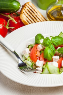 Taze salata, peynir, domates, salatalık, soğan, fesleğen.