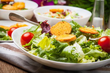 Beyaz kase karışık salata. Seçici odak.