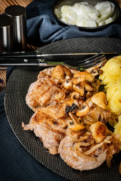 Lomo Cerdo Parrilla Con Cebolla Champiñones Servido Con Puré Patatas — Foto de Stock