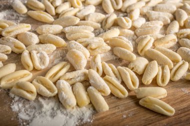Cavatelli makarna ahşap kesme tahtası üzerine. İtalyan mutfağı.