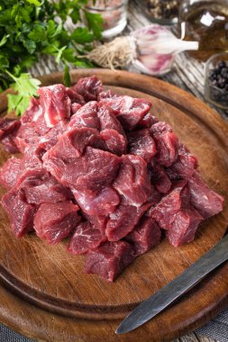 Et yahnisi doğrama tahtasında hazırlandı. Seçici odak.