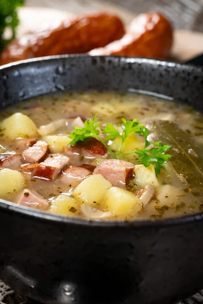 Zupa Kwaśna Ziemniakami Kiełbasą — Zdjęcie stockowe