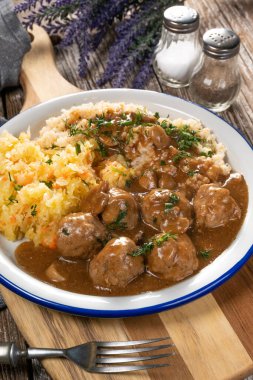 Mantar soslu kıymalı köfte, haşlanmış bulgur ile servis edilir..