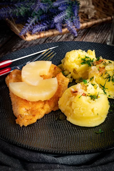 Haşlanmış patates ve ananas dilimli fırında tavuk göğsü fileto..