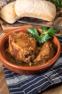 Kendi sosunda pişmiş domuz boynu. Sığ alan derinliği.