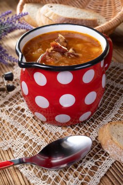 Ahşap masada geleneksel lahana çorbası..