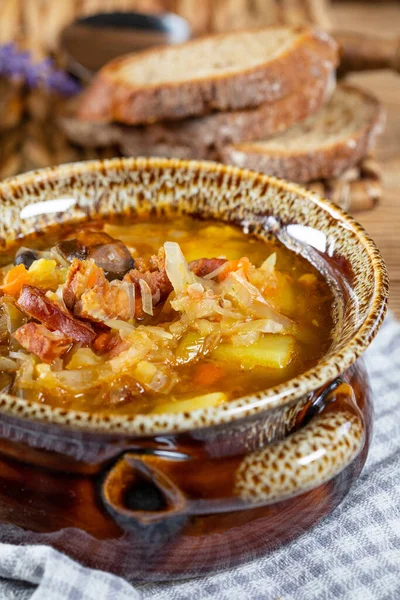 Sopa Repolho Azedo Russa Tradicional Mesa Madeira Foco Seletivo — Fotografia de Stock