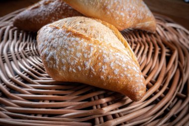 Hasır zeminde buğday rulosu. Sığ alan derinliği. 