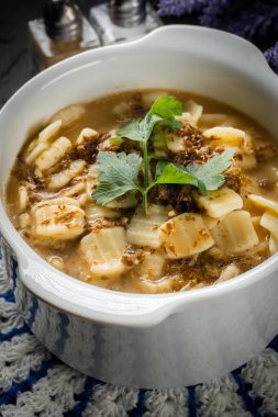 Siyah masada erişteli mantar çorbası..