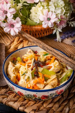 Tavuk ve sebzeli kızarmış erişte. Tavuk chow mein.