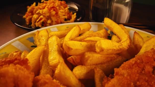 Lezzetli Patates Kızartması Çıtır Tavuk Nugget — Stok video