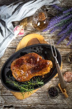 Dökme demir tavada domuz budu..