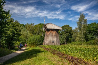 LUBLİN, POLAND - 31 AĞUSTOS 2020: Lublin Açık Hava Köyü Müzesi Ahşap yel değirmeni.