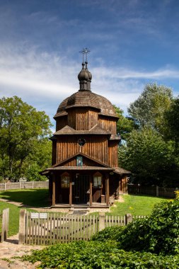 LUBLİN, POLAND - 31 AĞUSTOS 2020: Lublin Açık Hava Köyü Müzesi Tarnoszyn 'li Yunan Katolik Kilisesi.