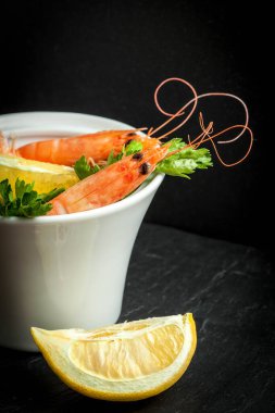 Karides taş tabakta yemek için. Seçici odak.