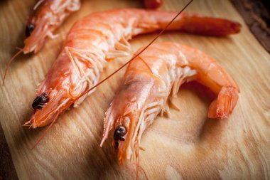 Karides kesme tahtası akşam yemeği için. Seçici odak.