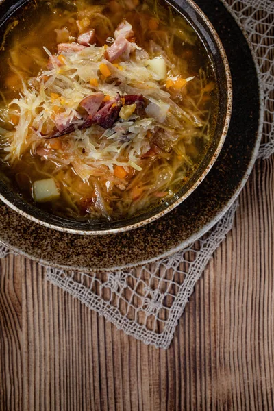 木のテーブルの上の伝統的なキャベツスープ — ストック写真